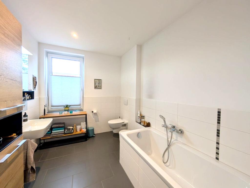 Platz für die ganze Familie – sanierte 4-Zimmer-Wohnung mit Balkon - Photo 1