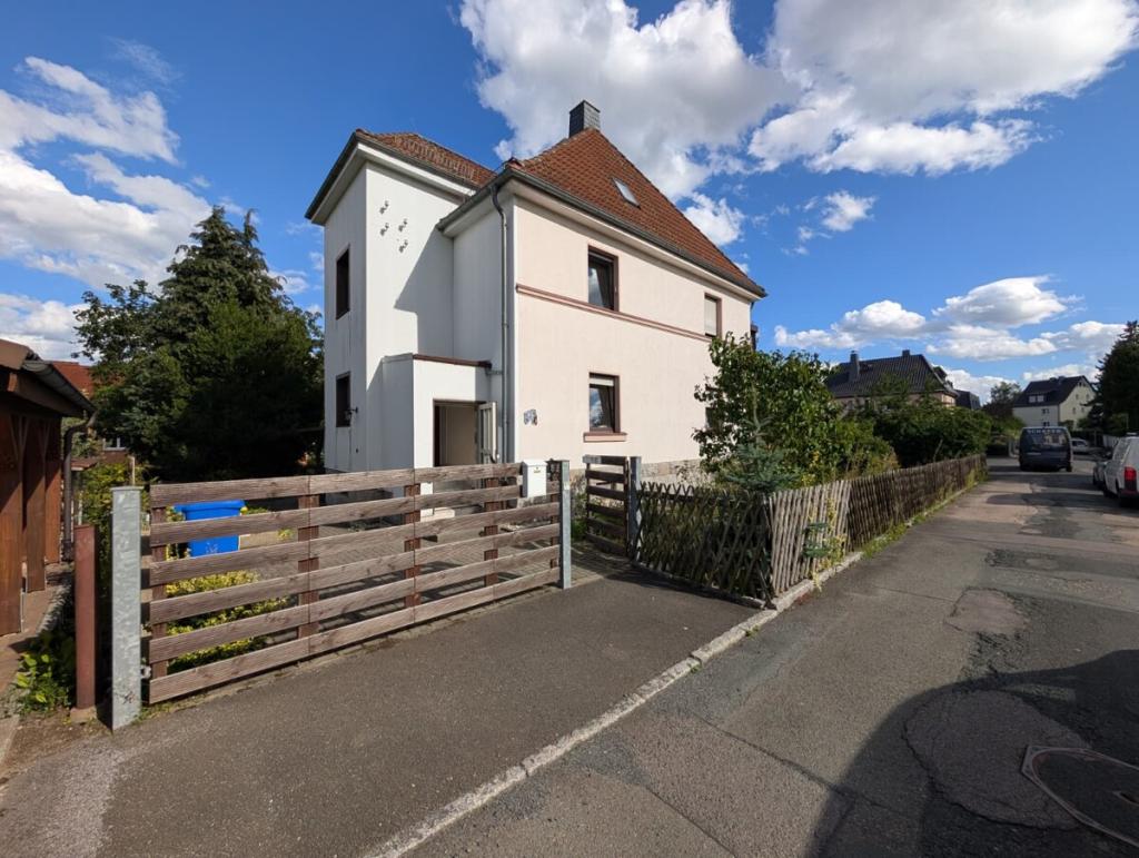 Frisch saniert, clever geschnitten – 3 Zimmer Wohnung mit Terrasse und Garten - Foto 2
