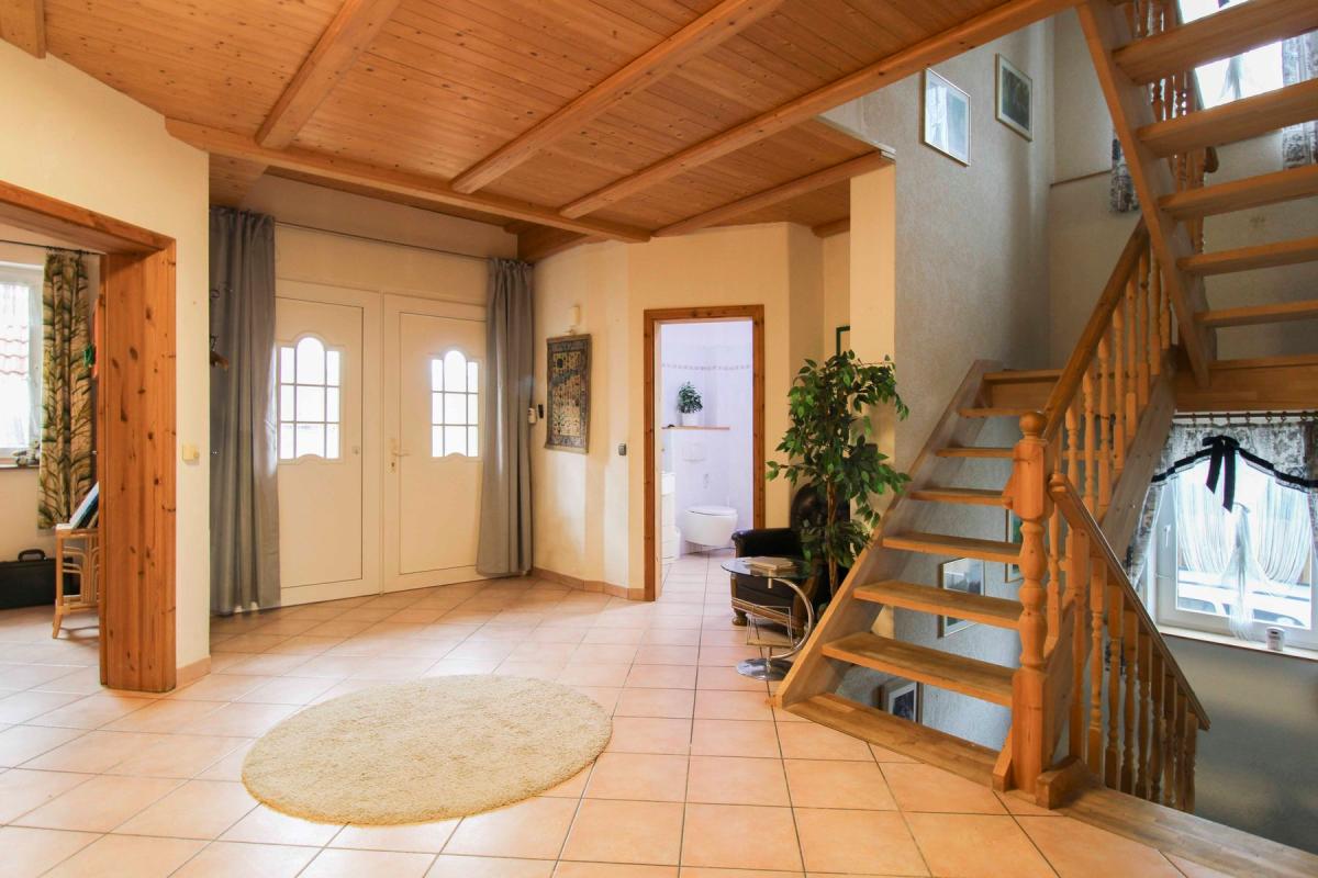 Immobilie in Hückelhoven - Frei stehendes und großzügiges Einfamilienhaus mit Einliegerwohnung in Hückelhoven-Millich - Bild 1