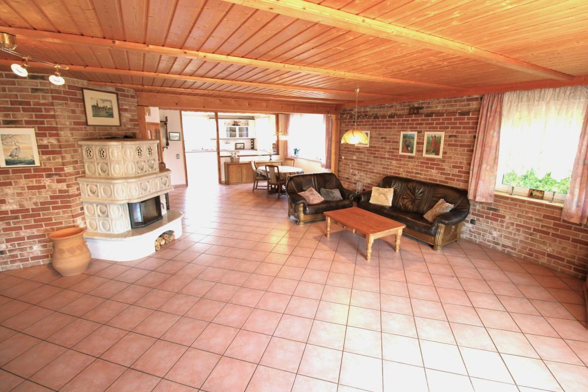 Immobilie in Hückelhoven - Frei stehendes und großzügiges Einfamilienhaus mit Einliegerwohnung in Hückelhoven-Millich - Bild 2